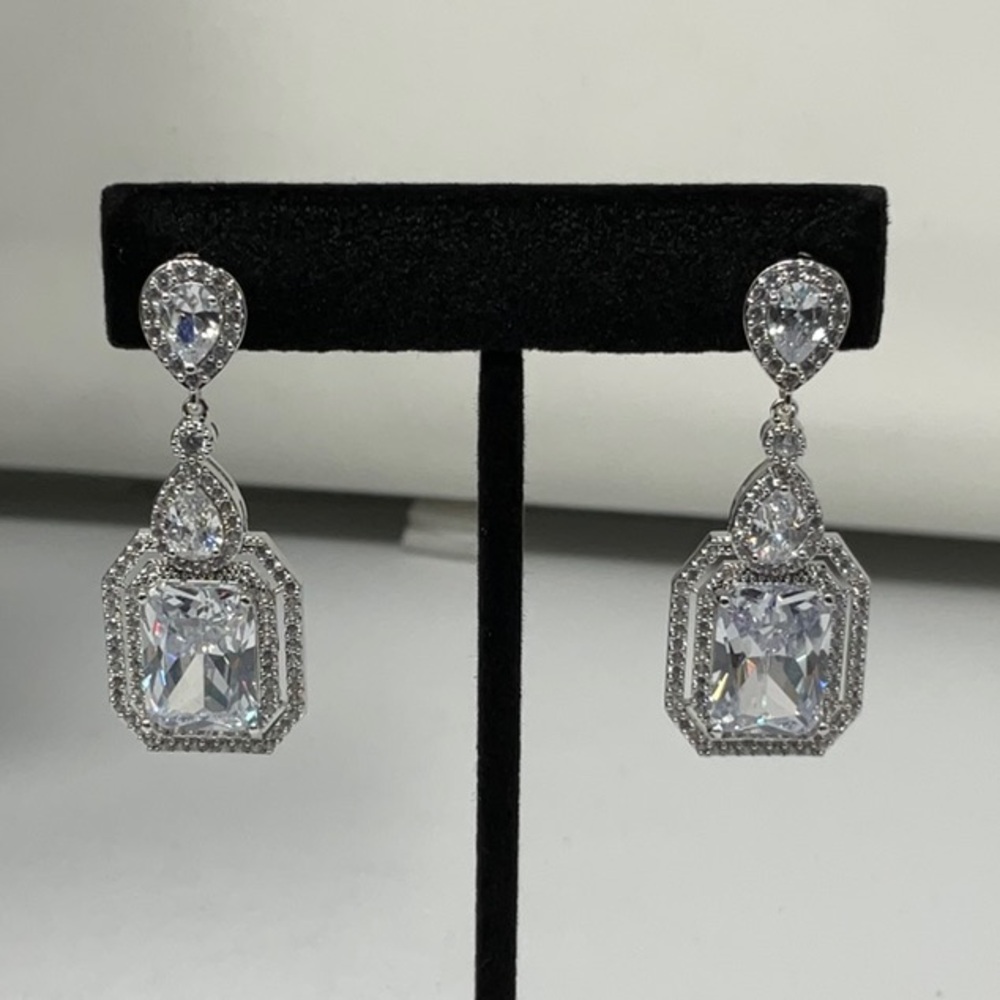 Stunning 4 stone drop earring clCubic Zirconia